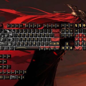 Könnte beinhalten: Eine mechanische Custom-Tastatur mit schwarzen Tastenkappen und goldfarbenen Buchstaben. Einige Tasten haben rote und goldfarbene dekorative Designs. Die Tastatur ist vor einem rot-schwarzen Hintergrund mit einer stilisierten Figur im Hintergrund angeordnet.