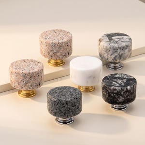 Handgefertigte Schubladengriffe aus Naturstein, Küchenschrankbeschläge, einzigartige runde Türgriffe, Möbelknöpfe, rustikal-moderne Wohnaccessoires
