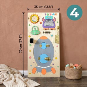 Pu&ograve; includere: Una tavola attivit&agrave; in legno, alta 70 cm e larga 35 cm, presenta un razzo, un sole, un mostro e altri elementi interattivi. Include chiusure, numeri e forme, progettati per il gioco educativo. La tavola &egrave; decorata con stelle colorate.