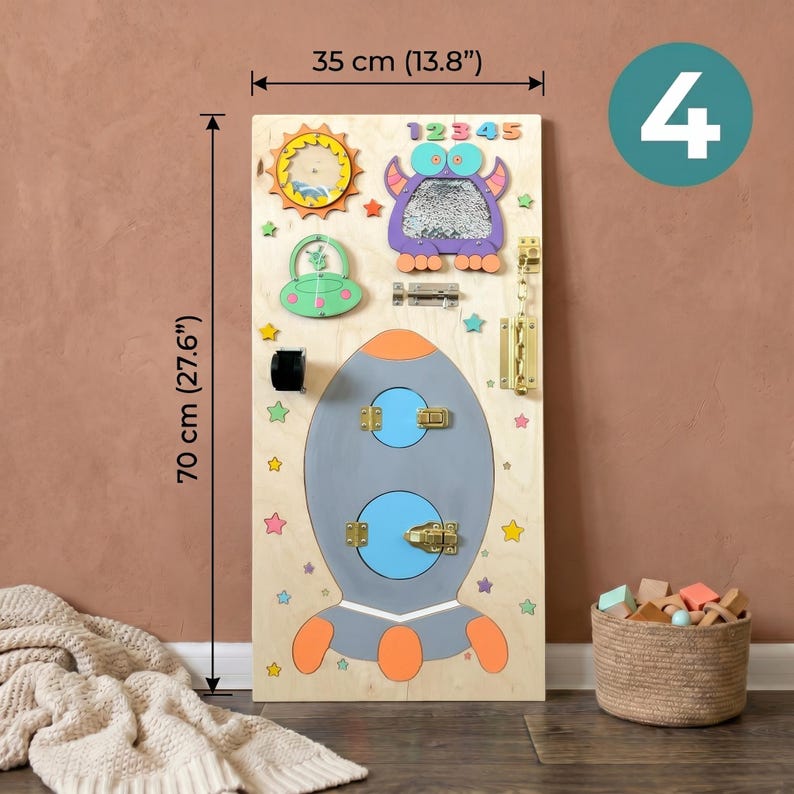 Pu&ograve; includere: Una tavola attivit&agrave; in legno, alta 70 cm e larga 35 cm, presenta un razzo, un sole, un mostro e altri elementi interattivi. Include chiusure, numeri e forme, progettati per il gioco educativo. La tavola &egrave; decorata con stelle colorate.
