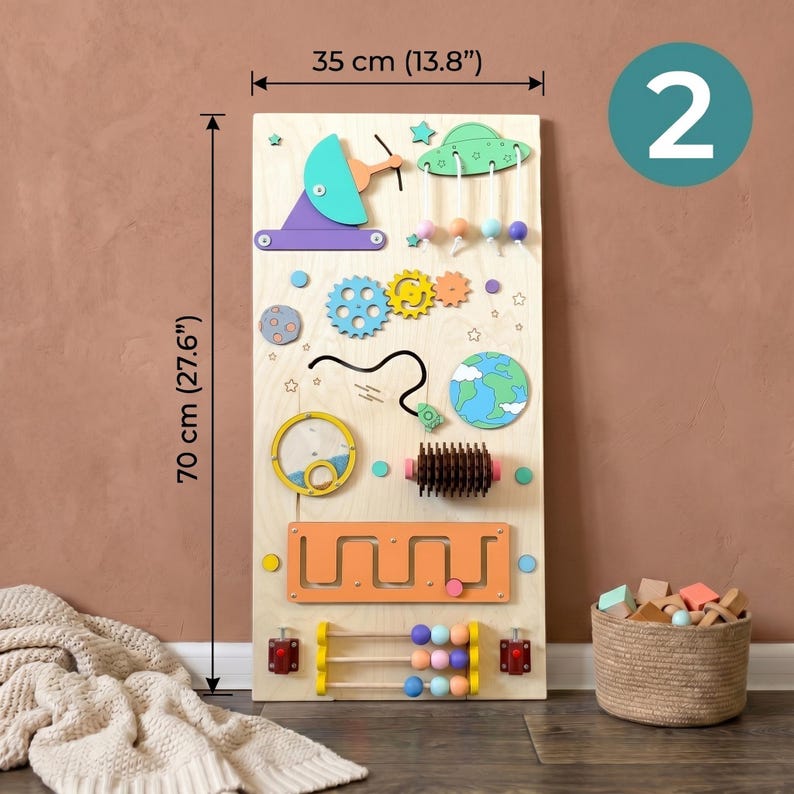 Pu&ograve; includere: Una tavola sensoriale in legno, alta 70 cm e larga 35 cm, con elementi a tema spaziale. Include ingranaggi, un pianeta Terra, un labirinto e un telaio per perline. Progettata per lo sviluppo e l'apprendimento della prima infanzia.