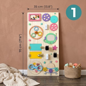Pu&ograve; includere: Una tavola montessoriana in legno, alta 70 cm e larga 35 cm, con vari elementi interattivi. Include ingranaggi, chiusure, interruttori e un abaco. Sono incorporati accenti e forme colorate.
