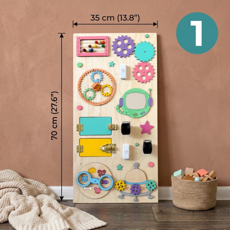 Pu&ograve; includere: Una tavola montessoriana in legno, alta 70 cm e larga 35 cm, con vari elementi interattivi. Include ingranaggi, chiusure, interruttori e un abaco. Sono incorporati accenti e forme colorate.