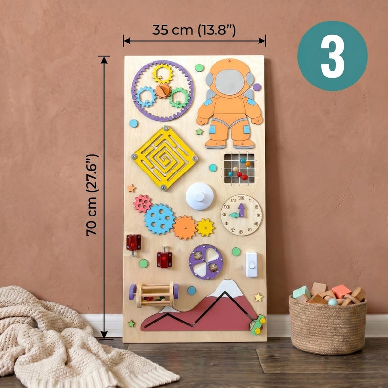 Pu&ograve; includere: Una tavola attivit&agrave; in legno, alta 70 cm e larga 35 cm, con elementi interattivi. Include ingranaggi, un labirinto, una figura di astronauta, un orologio e altri componenti colorati. La tavola &egrave; progettata per il gioco e l'apprendimento dei bambini.