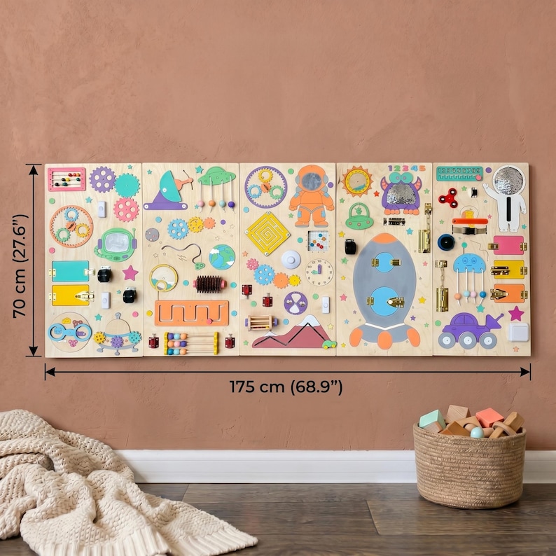 Pu&ograve; includere: Una tavola attivit&agrave; in legno, alta 70 cm e larga 175 cm, con vari elementi interattivi. Include ingranaggi, un razzo, un astronauta e altre forme colorate. La tavola &egrave; progettata per il gioco educativo dei bambini.