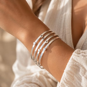 Conjunto de brazaletes minimalistas para mujer, pulseras apilables de plata, brazaletes finos hechos a mano, regalo para ella.