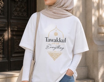 Diseño de camiseta minimalista dorada islámica "Tawakkul Over Everything"