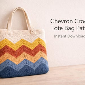 Puede incluir: Un bolso tote de crochet color crema con un patrón de chevrón en amarillo, naranja y azul. El bolso tiene asas resistentes y el texto "Chevron Crochet Tote Bag Pattern" y "Instant Download PDF".