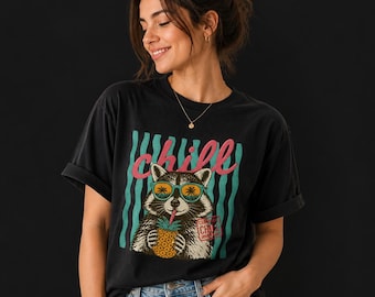 Diseño de camiseta retro de verano con un mapache divertido y relajado en formato PNG.