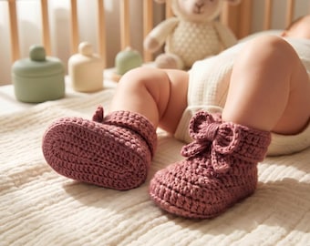 Modello per scarpine da neonato all'uncinetto per bambini da 0 a 8 mesi. Pantofole facili all'uncinetto con fiocco, stampabili, adatte ai principianti. Download digitale fai da te.
