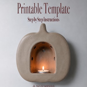 Puede incluir: Un portavelas de cerámica beige con forma de calabaza y un centro hueco que contiene una vela de té encendida. El texto dice Printable Template, Step by Step Instructions, INSTANT DOWNLOAD y biscuitpeek en la parte inferior.