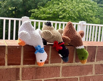 Peluche a forma di oca da mensola all'uncinetto, realizzato a mano con la tecnica amigurumi: anatra bianca, anatra canadese e germano reale.