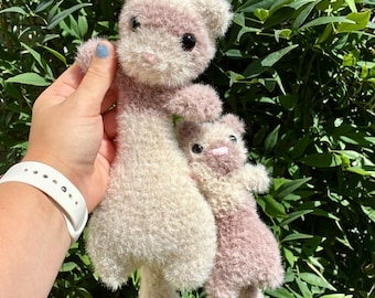 Peluche furetto Soupbelly all'uncinetto, morbido e soffice, con peso, ideale come compagno tascabile in amigurumi fatto a mano.