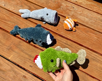 Peluche di pesci all'uncinetto MTO con pallina antistress: spigola, pesce gatto, squalo, pesce pagliaccio, galleggiante, amigurumi fatti a mano