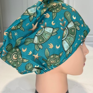 Cuffia/berretto da sala operatoria in morbido jersey di Teal Turtles. Prodotto eticamente. Disponibile nelle taglie standard e grande.