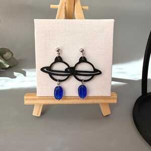 3D-gedruckte Saturn-Ohrringe mit tiefblauen Vintage-Glasperlen-Anhängern, recycelter Statement-Schmuck, Geschenk für sie