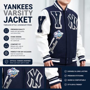 Pode incluir: Uma jaqueta varsity azul-marinho e branca com o logotipo do New York Yankees, vários emblemas relacionados à equipe e o texto YANKEES VARSITY JACKET, TIMELESS STYLE. LEGENDARY PRIDE., PREMIUM QUALITY, ICONIC DESIGN, COMFORT FIT e OFFICIAL YANKEES INSPIRED.