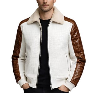 Könnte beinhalten: Eine Jacke mit weißem Rumpf in Krokodilprägung, braunen Ärmeln in Krokodilprägung und einem cremefarbenen Kunstfellkragen. Das Kleidungsstück verfügt über einen durchgehenden Frontreißverschluss, gerippte Bündchen und zwei Seitentaschen.