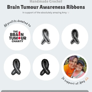 Op de afbeelding: Handgemaakte gehaakte hersentumor bewustzijns linten in grijs en zwart. De afbeelding bevat de tekst "Brain Tumour Awareness Ribbons" en "All profits donated to The Brain Tumour Charity".
