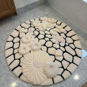 Può includere: Set di tre tazze in ceramica con finitura opaca e macchiettata. Le tazze sono nei toni del crema, grigio chiaro e grigio scuro. Ogni tazza ha un design semplice e minimalista, perfetto per caffè o tè.