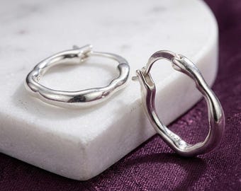 Pendientes de aro ondulados, plata de ley, forma orgánica, elegantes aros para mujer.