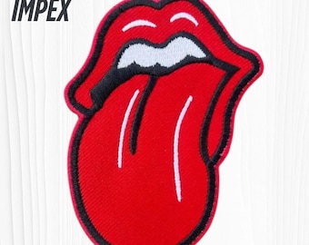 Puede incluir: Parche bordado con el famoso logotipo de labios y lengua rojos, contorneado en negro con dientes blancos. El parche incluye el texto "Dayan IMPEX" en la esquina superior izquierda. Un símbolo del rock.