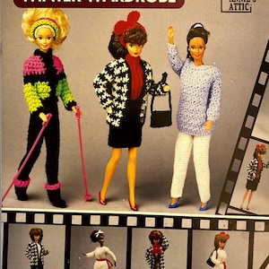 Könnte beinhalten: Ein Häkelmusterbuch mit dem Titel "mix-N-match WINTER WARDROBE" mit Puppenmode. Das Cover zeigt drei Puppen in Winteroutfits, darunter eine schwarz-weiß gemusterte Jacke, einen roten Schal und einen hellblauen Pullover. Das Buch stammt von Annie's Attic.