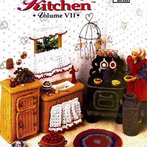 Puede incluir: La portada de un libro de patrones de ganchillo titulado "Country Kitchen Volume VII" presenta muebles y accesorios de cocina de ganchillo en miniatura. La escena incluye una estufa, armarios, un fregadero y una muñeca. La paleta de colores es cálida, con tonos marrones, blancos y rojos.