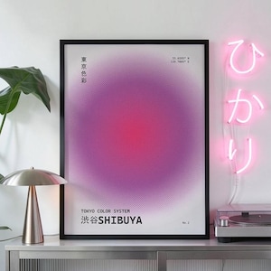 Puede incluir: Una impresión artística enmarcada con un diseño degradado en tonos morados y rosas, con el texto "TOKYO COLOR SYSTEM 渋谷 SHIBUYA" en negro. La impresión se muestra con una lámpara de neón rosa que deletrea caracteres japoneses.
