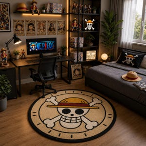 Op de afbeelding: Een themakamer met One Piece-decor. Een rond tapijt met een schedel- en gekruiste botten-ontwerp ligt op de vloer. Een computerbureau, bed en planken zijn gevuld met One Piece-merchandise.
