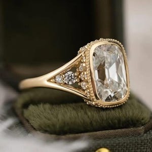 Op de afbeelding: Een witte keramische mok met een zwart handvat en de tekst "But First, Coffee" in een vetgedrukte, zwarte letter. De mok staat tegen een effen witte achtergrond, wat het eenvoudige ontwerp benadrukt.