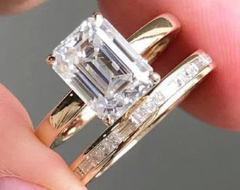 Conjunto de anéis de noivado com moissanita de 3 quilates com lapidação esmeralda, em ouro amarelo maciço 14K, modelo solitário com halo oculto e aliança combinando. Presente perfeito para mulheres.