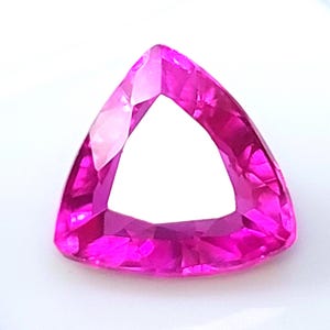 Rubí de 5 quilates con talla trillón / Rubí cultivado en laboratorio / Gema suelta certificada / Piedra de rubí con forma de trillón / Gema con talla triangular / Suministro para la fabricación de joyas