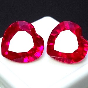 Coppia di gemme sciolte di rubino rosso naturale a taglio a cuore / Pietre sfaccettate abbinate da 16 carati