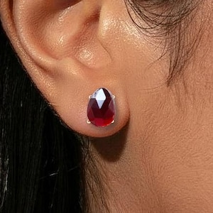 Natürliche Rubin Ohrstecker in 18K Gelbgold, facettierte Rubin Edelstein Pushback Ohrstecker, Juli Birthstone Geschenk für Sie