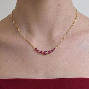 Rubin Halskette in Gold, Roter Edelstein Bar Halskette, Juli Geburtsstein Schmuck, Zierliche Statement Halskette, Geschenk für Sie, Minimalistischer Schmuck