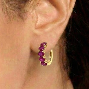 Natuurlijke robijnrode oorringen | Gouden oorbellen | Minimalistische sierlijke oorbel | Natuurlijke geboortesteensieraden | Verjaardagscadeau voor dames