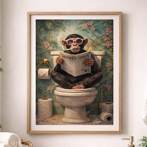Könnte beinhalten: Ein gerahmter Kunstdruck, der einen Schimpansen mit rosa Brille zeigt, der eine Zigarette raucht und eine Zeitung mit dem Titel Monkey Times liest, während er auf einer weißen Toilette sitzt. Der Hintergrund zeigt eine Blumentapete in Rosa- und Grüntönen.