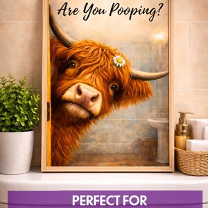 Puede incluir: Una l&aacute;mina art&iacute;stica enmarcada que muestra una vaca Highland de color jengibre y pelaje desgre&ntilde;ado asom&aacute;ndose detr&aacute;s de una puerta en un ba&ntilde;o. La vaca tiene una peque&ntilde;a margarita blanca en el pelaje. El texto "Are You Pooping?" aparece arriba.