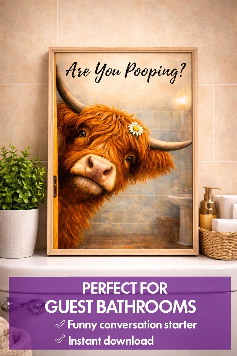 Puede incluir: Una l&aacute;mina art&iacute;stica enmarcada que muestra una vaca Highland de color jengibre y pelaje desgre&ntilde;ado asom&aacute;ndose detr&aacute;s de una puerta en un ba&ntilde;o. La vaca tiene una peque&ntilde;a margarita blanca en el pelaje. El texto "Are You Pooping?" aparece arriba.