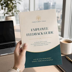 Könnte beinhalten: Ein Softcover-Buch mit dem Titel Employee Feedback Guide mit cremefarbenem Einband, dunkel-türkisfarbenen Akzenten und einem goldenen Baum-Logo. Der Text lautet: Finds Clarity Tools, Employee Feedback Guide, A Manager's Guide to Confident Conversations and Stronger Teams, Step-by-Step Frameworks, Scripts, Templates & Examples.