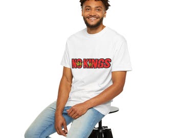 No Kings-shirt, T-shirt tegen tirannie, politiek, protestafbeelding, vrijheid, rood en goud