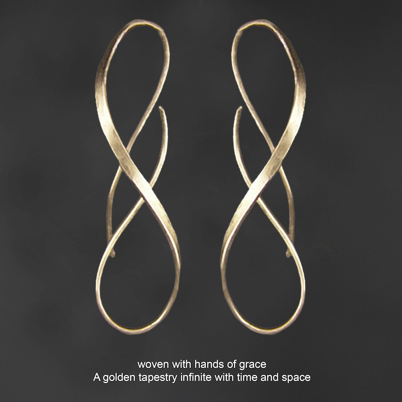 K&ouml;nnte beinhalten: Ein Paar goldfarbene Ohrringe mit einem l&auml;nglichen, gedrehten Unendlichkeits-Schleifendesign und einer strukturierten Oberfl&auml;che. Unter den Ohrringen steht der Text: woven with hands of grace, A golden tapestry infinite with time and space.