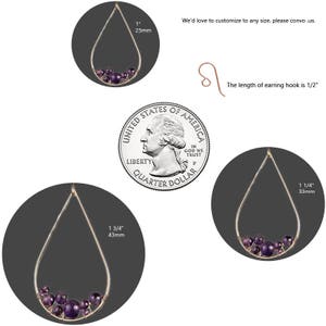 Pu&ograve; includere: Tre orecchini a forma di lacrima con pietre preziose di ametista. Gli orecchini sono mostrati accanto a un quarto di dollaro americano per mostrare le dimensioni. L'orecchino pi&ugrave; piccolo misura 2,5 cm, l'orecchino intermedio misura 4,3 cm e l'orecchino pi&ugrave; grande misura 3,3 cm.