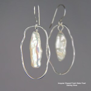 Pu&ograve; includere: Orecchini in argento sterling con perle d'acqua dolce di forma irregolare. Le perle sono bianche e hanno un leggero bagliore iridescente. Gli orecchini sono semplici ed eleganti.