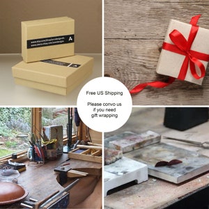 Pu&ograve; includere: Una scatola di cartone marrone con un'etichetta bianca che dice "www.etsy.com/shop/Anndesignsuk" e "www.stores.ebay.com/Anndesigns". La scatola &egrave; su una superficie di legno. Un nastro rosso &egrave; legato attorno a una scatola regalo marrone. La scatola regalo &egrave; su una superficie di legno. Un banco da lavoro con strumenti e materiali per la creazione di gioielli. Il banco da lavoro &egrave; in legno e ha una superficie marrone. C'&egrave; una finestra sullo sfondo. Spedizione gratuita negli Stati Uniti. Per favore, contattaci se hai bisogno di una confezione regalo.