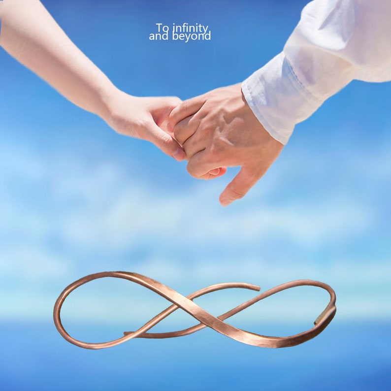 K&ouml;nnte beinhalten: Eine kupferfarbene Metallskulptur in Form eines Unendlichkeitssymbols unter zwei H&auml;nden, die vor einem hellblauen Himmel aufeinander zugehen. Der Text "To infinity and beyond" ist in Wei&szlig; &uuml;ber den H&auml;nden aufgedruckt.