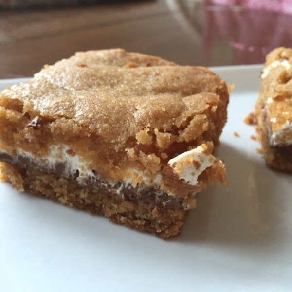 SMORES BAR-square cookie bar, graham cracker cookie with layers of milk chocolate and marshmallow in between, 9 bars