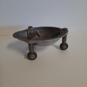 Może przedstawiać: Rustykalny drewniany znak z napisem "Welcome to our home" w stylu ręcznym. Znak ma postarzaną powierzchnię i prosty, zachęcający design, idealny na ganek lub do wejścia.