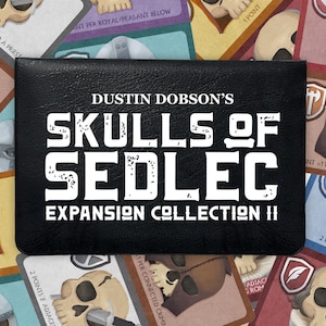 Pode incluir: Uma caixa preta de jogo de cartas com o título "Skulls of Sedlec: Expansion Collection II" em letras brancas. A caixa é cercada por cartas de jogo com ilustrações de caveiras e vários valores de pontos.